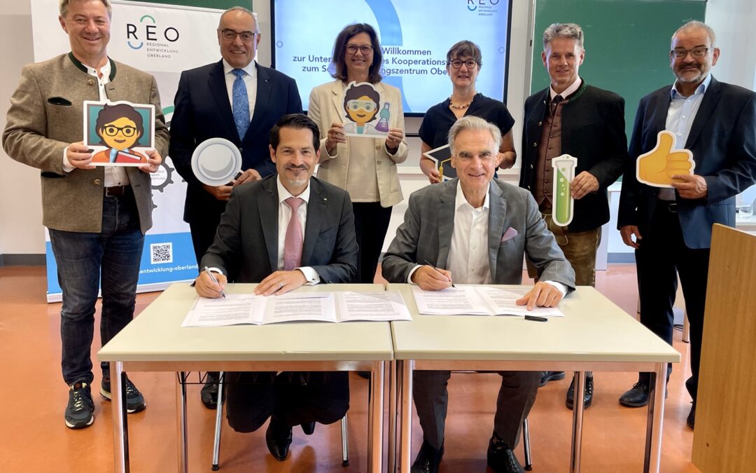 Kooperation besiegelt – Landkreis Miesbach und TU München unterzeichnen Vertrag für das Schülerforschungszentrum Oberland